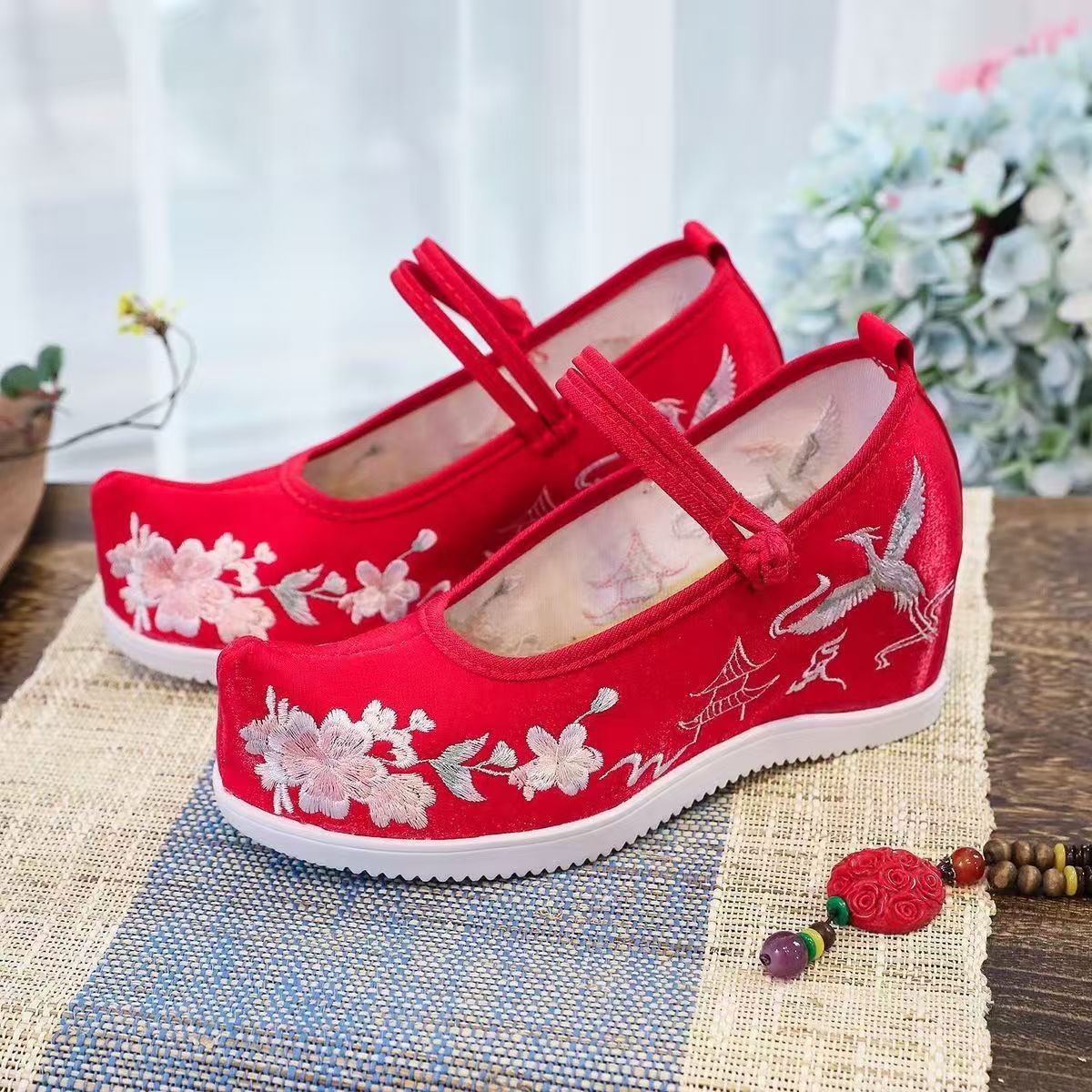 Ethnic Fabric - Sepatu Wanita dengan Bordir Internal, Sol