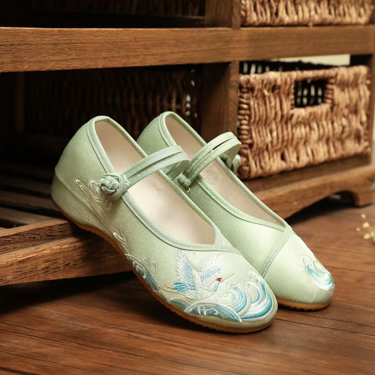 Sepatu Bordir Sutra Sol Datar  - Ethnic Fabric ulasan dan harga