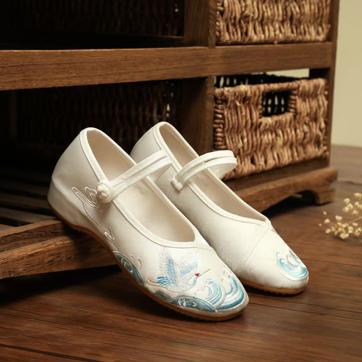 Sepatu Bordir Sutra Sol Datar  - Ethnic Fabric ulasan dan harga