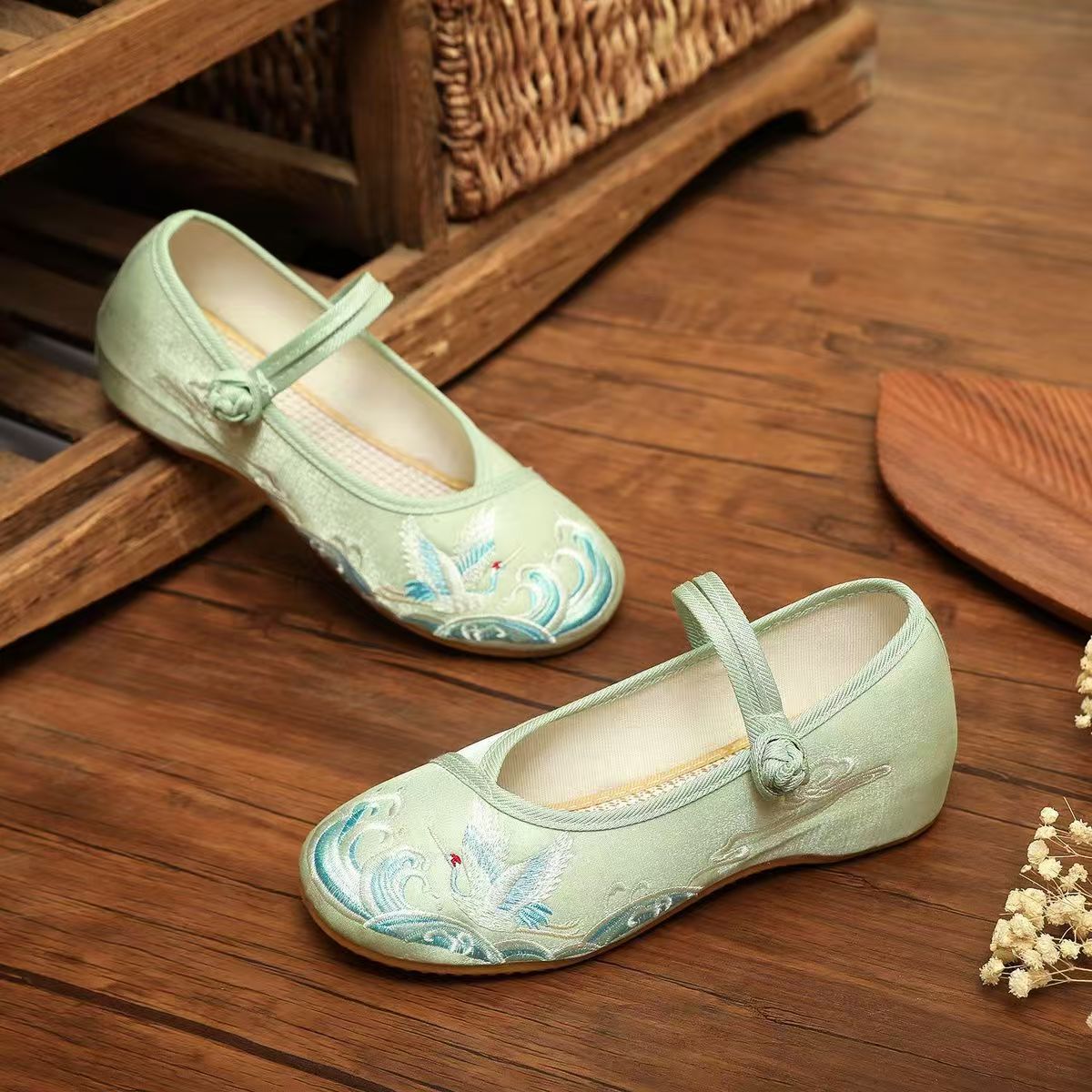 Sepatu Bordir Sutra Sol Datar  - Ethnic Fabric ulasan dan harga