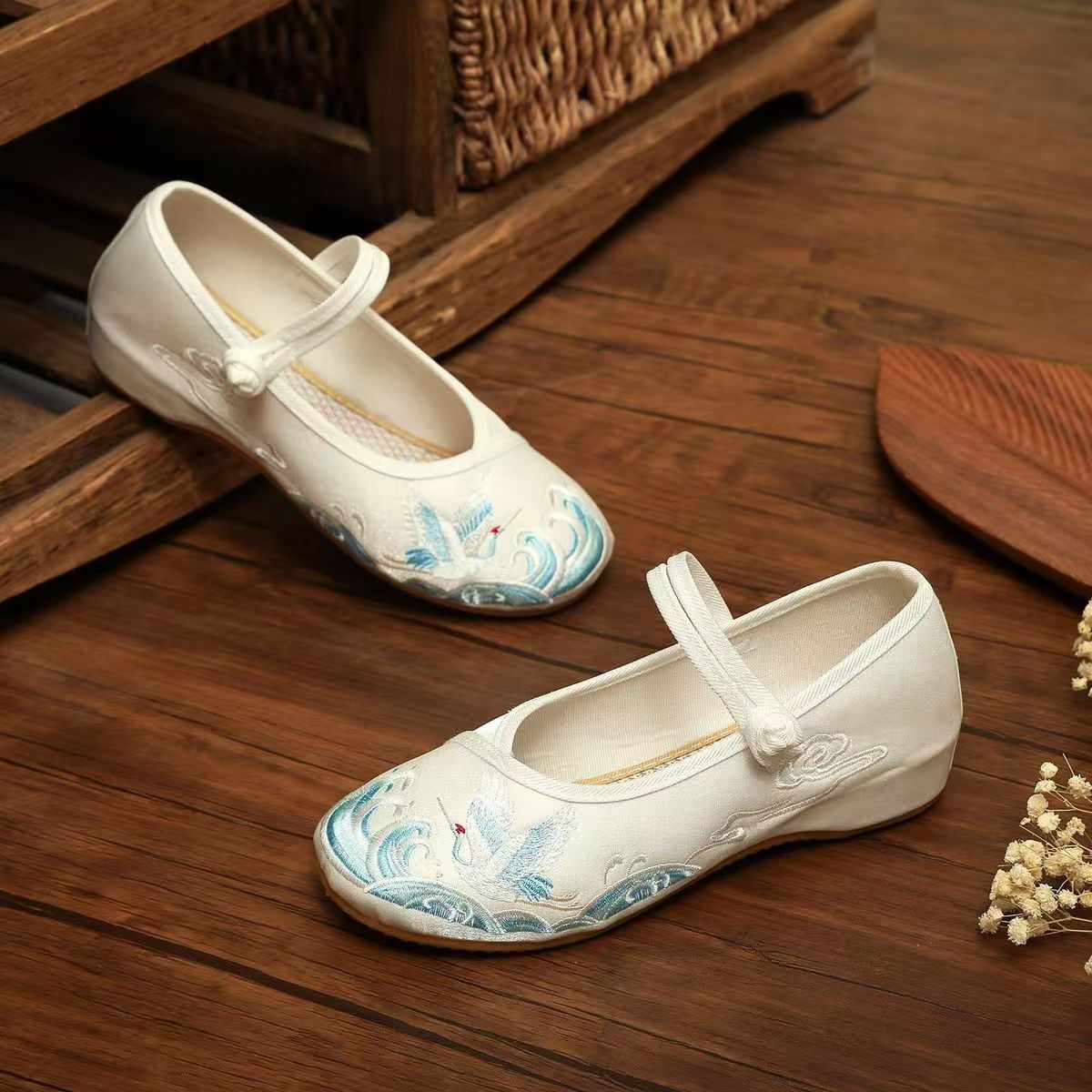Sepatu Bordir Sutra Sol Datar  - Ethnic Fabric ulasan dan harga