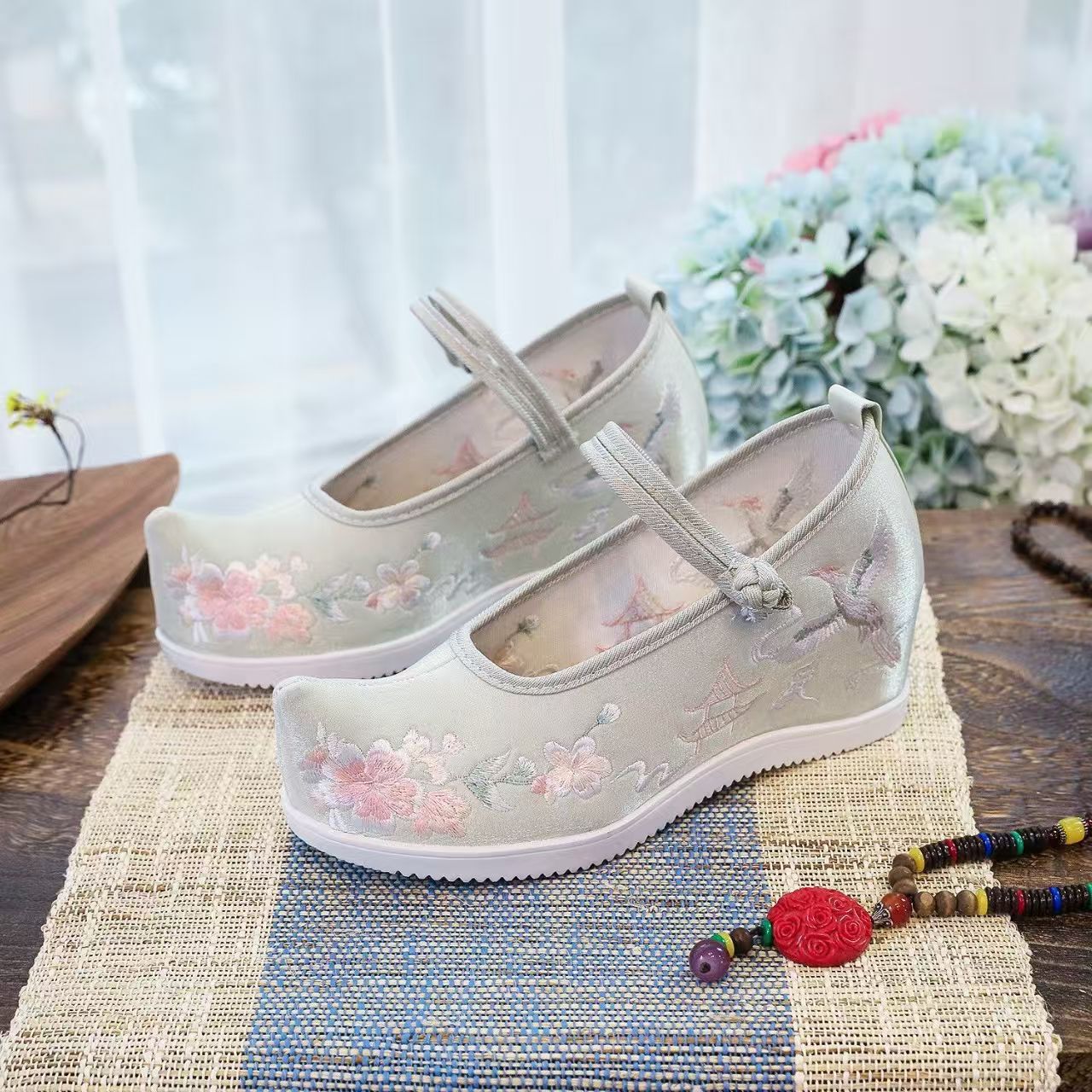Sepatu Wanita dengan Bordir In - Ethnic Fabric ulasan dan harga