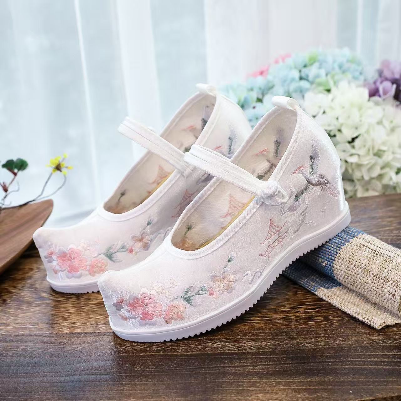 Sepatu Wanita dengan Bordir In - Ethnic Fabric ulasan dan harga