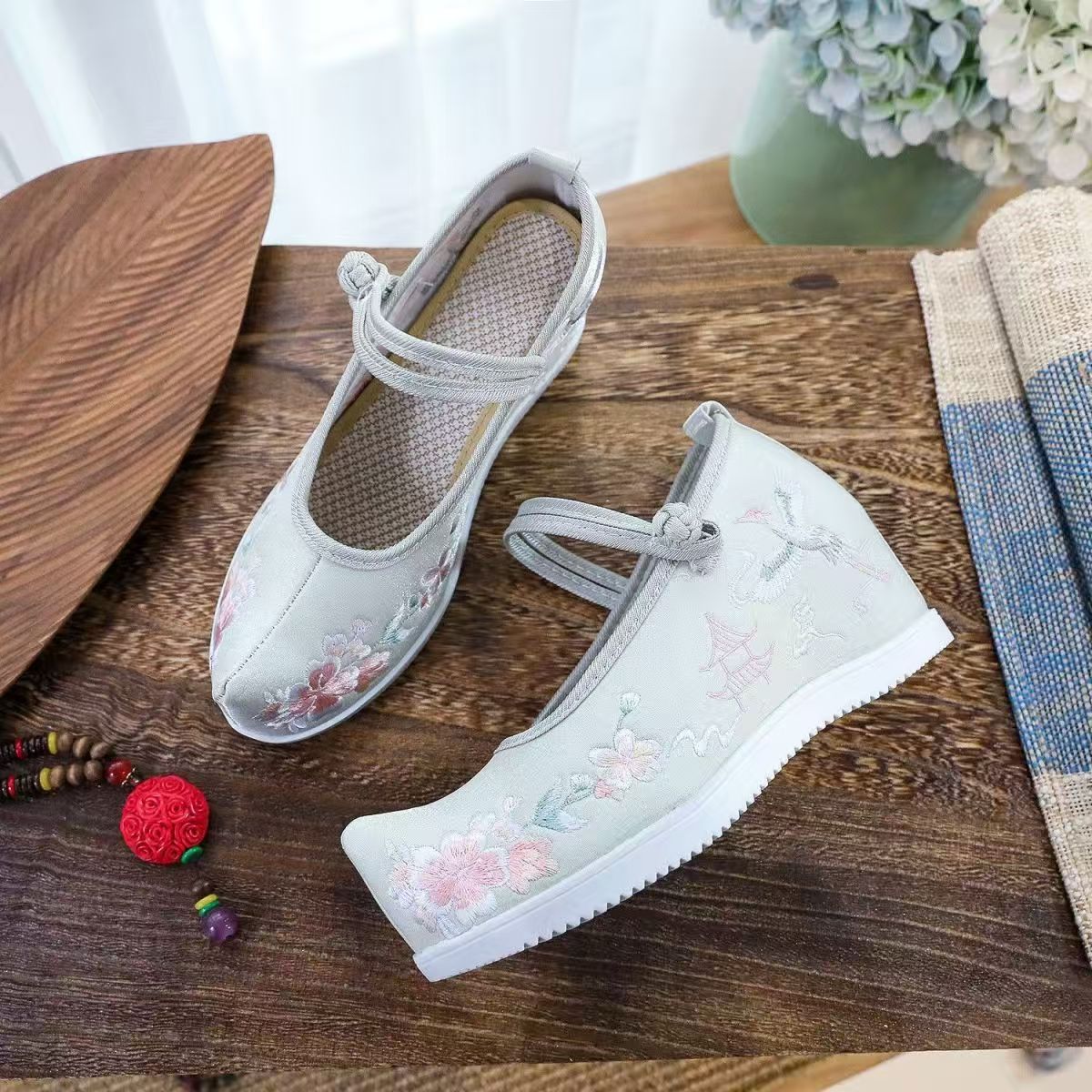 Sepatu Wanita dengan Bordir In - Ethnic Fabric ulasan dan harga